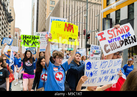 Houston, Texas - Marzo 24, 2018: Texas gli studenti e le famiglie a protestare per il controllo dell'arma in marzo per la nostra vita rally Credito: michelmond/Alamy Live News Foto Stock