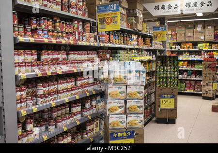 Di Hong Kong, Kowloon, Hong Kong. 24 Mar, 2018. American food marche sono esposti per la vendita in un supermercato a Hong Kong.come stato unito presidente Donald Trump firmato il progetto di legge per aumentare la tariffa del commercio contro il prodotto importato cinese di entrare negli Stati Uniti. La Cina è di rispondere aumentando la tariffa del commercio del prodotto americano importato in Cina. Credito: Miguel Candela/SOPA Immagini/ZUMA filo/Alamy Live News Foto Stock