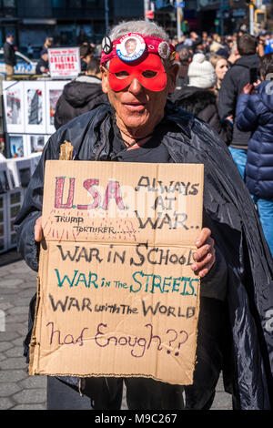 New York, Stati Uniti d'America. Il 24 marzo 2018. Un dimostrante mascherato contiene un anti-Trump segno durante un 'Marco per le nostre vite" protesta pistola esigente controllo nella città di New York. Foto di Enrique Shore/Alamy Live News Foto Stock