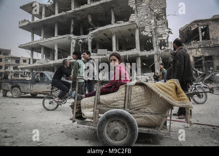 I civili di aspettare di essere evacuato dalla Siria orientale della provincia Al-Ghouta al di fuori di Damasco, Siria, 24 marzo 2018. Al-Ghoutha orientale era la Siria principale della roccaforte ribelle ma anti regime fighters fissati bracci dopo un accordo è stato negoziato che ha garantito ai combattenti e dei loro familiari di un passaggio sicuro verso il nord della Siria. Foto: :Anas Alkharboutli/dpa Foto Stock