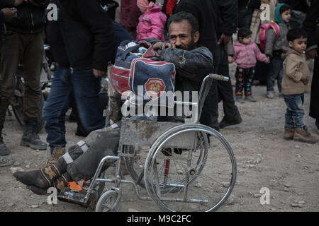 I civili di aspettare di essere evacuato dalla Siria orientale della provincia Al-Ghouta al di fuori di Damasco, Siria, 24 marzo 2018. Al-Ghoutha orientale era la Siria principale della roccaforte ribelle ma anti regime fighters fissati bracci dopo un accordo è stato negoziato che ha garantito ai combattenti e dei loro familiari di un passaggio sicuro verso il nord della Siria. Foto: :Anas Alkharboutli/dpa Foto Stock