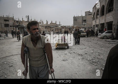 I civili di aspettare di essere evacuato dalla Siria orientale della provincia Al-Ghouta al di fuori di Damasco, Siria, 24 marzo 2018. Al-Ghoutha orientale era la Siria principale della roccaforte ribelle ma anti regime fighters fissati bracci dopo un accordo è stato negoziato che ha garantito ai combattenti e dei loro familiari di un passaggio sicuro verso il nord della Siria. Foto: :Anas Alkharboutli/dpa Foto Stock