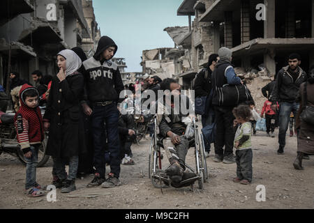 I civili di aspettare di essere evacuato dalla Siria orientale della provincia Al-Ghouta al di fuori di Damasco, Siria, 24 marzo 2018. Al-Ghoutha orientale era la Siria principale della roccaforte ribelle ma anti regime fighters fissati bracci dopo un accordo è stato negoziato che ha garantito ai combattenti e dei loro familiari di un passaggio sicuro verso il nord della Siria. Foto: :Anas Alkharboutli/dpa Foto Stock