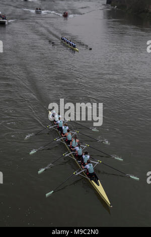 Londra, Regno Unito. Il 24 marzo 2018. La donna gli equipaggi senior pass Hammersmith Bridge con Cambridge in piombo - Oxford v Cambridge Boat Race si svolge sulle rive del Tamigi. Questa è la 164Boat Race, con entrambi gli equipaggi di affrontare il Campionato corso che tratti 4.2 miglia da Putney a Mortlake. Credito: Guy Bell/Alamy Live News Foto Stock