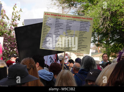 Burbank, CA / STATI UNITI D'America - 24 Marzo 2018: In corrispondenza di uno dei "marzo per la nostra vita" manifestazioni svoltesi in tutta la nazione, un lungo elenco su un segno sostiene di essere "un paio di cose che sono più regolamentati di cannoni". Credito: Kilmer Media/Alamy Live News Foto Stock