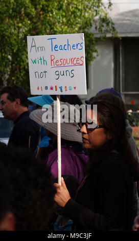 Burbank, CA, Stati Uniti d'America - 24 Marzo 2018: In corrispondenza di uno dei "marzo per la nostra vita" manifestazioni svoltesi in tutta la nazione, una donna che tiene un cartello che recita "Braccio insegnanti con risorse non cannoni". Credito: Kilmer Media/Alamy Live News Foto Stock