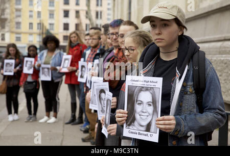 Lione, Francia. 24 Mar, 2018. American espatriati e alcuni dei loro amici europei prendere parte a una manifestazione a Lione in Francia per protestare contro la violenza della pistola in scuole americane. La dimostrazione a sostegno della Marcia per la nostra vita in Washington, DC è stato organizzato da Lione capitolo di Democrats all'estero. Credito: James Colburn/ZUMA filo/Alamy Live News Foto Stock