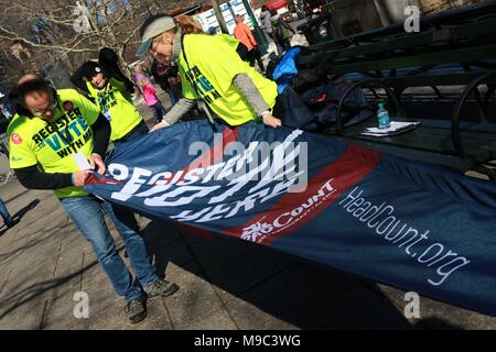 Marzo 24, 2018 - New York, New York, USA - gli studenti delle scuole superiori di rally in New York City e in tutta la nazione contro la scuola della violenza pistola e nella solidarietà con Marjory Stoneman Douglas High School gli studenti in un parco, Florida, la scena di un tiro micidiale rampage che ha lasciato 17 studenti e membri del personale di facoltà morto su 14th. Febbraio, 2018. Una stima di 800 marche via satellite è stata messa in scena in giro per gli Stati Uniti e a livello internazionale. (Credito Immagine: © G. Ronald Lopez via ZUMA filo) Foto Stock