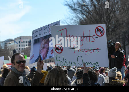 Washington, DC, Stati Uniti d'America. 24 Mar, 2018. I manifestanti segni di attesa durante il mese di marzo per la vostra vita protestare e per il controllo dell'arma negli Stati Uniti, tenutosi in Pennsylvania Avenue a Washington, DC. Credito: csm/Alamy Live News Foto Stock
