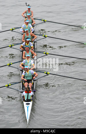 Londra, UK, 24 Mar 2018. L'equipaggio di Cambridge si riserva barca, Blondie, cercando stanchi ma felici dopo aver vinto il Osiride Blondie gara. La Regata è un annuale gara di canottaggio tra Oxford e Cambridge università e si svolge ogni anno sul Fiume Tamigi tra Putney e Mo Credito: Michael Preston/Alamy Live News Foto Stock