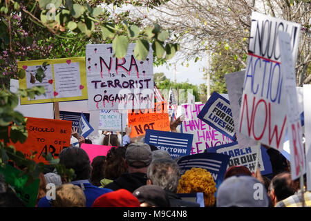 Burbank, CA, Stati Uniti d'America - 24 marzo 2018: In occasione di una delle manifestazioni “March for Our Lives” che si svolgono in tutta la nazione, vengono mostrati diversi segnali, sollecitando un'azione legislativa per affrontare la violenza sulle armi e aumentare la sicurezza scolastica. Credit: Kilmer Media/Alamy Live News Foto Stock