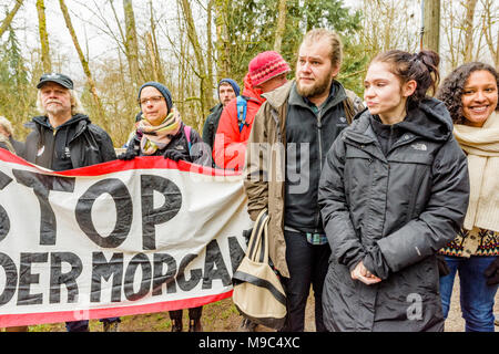 Grimes un musicista, cantautore, produttore discografico e artista visivo canadese visita la Watch House vicino al blocco di Kinder Morgan Pipeline ingresso, Burnaby, British Columbia, Canada. Credit: Michael Wheatley/Alamy Live News Foto Stock