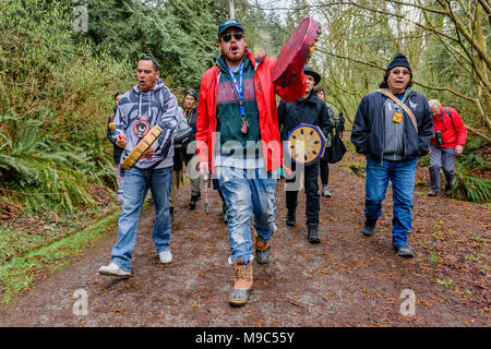 Sarà e cedro George del Tsleil-Waututh prima nazione condurre il più grande gruppo di manifestanti a data verso la Kinder Morgan tubazione ingresso blocco, Burnaby, British Columbia, Canada. Foto Stock