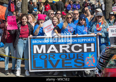 Washington, DC, Stati Uniti d'America - 24 Marzo 2018 - Membri della Broward (Florida) insegnanti Unione hanno aderito centinaia di migliaia di persone si sono riuniti nei pressi di Stati Uniti Capitol in 'Marco per la nostra vita", che chiede di porre fine alla violenza di pistola e tiri di massa in scuole americane. Il mese di marzo è stata organizzata dagli studenti da Marjory Stoneman Douglas High School nel parco, Florida, dove 17 gli studenti e gli insegnanti sono stati uccisi da un pistolero Febbraio 14, 2018. Il Broward insegnanti unione rappresenta gli insegnanti a Marjory Stoneman Douglas High School. Credito: Jim West/Alamy Live News Foto Stock