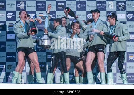 Londra REGNO UNITO. Il 24 marzo 2018. Cambridge University Boat Club di festeggiare la conquista degli uomini gara in barca sul fiume Tamigi a Londra. Credito: Claire Doherty/Alamy Live News Foto Stock