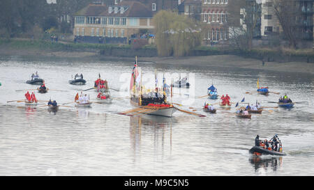 Londra, UK, 24 Mar 2018. Vincenzo (la regina della chiatta di riga) con una scorta di artigianato tradizionale barca a remi al di sopra del Cancer Research UK Boat Race Course prima dell' inizio delle quattro gare in barca. Vincenzo è 90-piede lungo (27m) chiatta a remi. Ella è alimentato da 18 vogatori e due elettrici motori entrobordo. Credito: Michael Preston/Alamy Live News Foto Stock