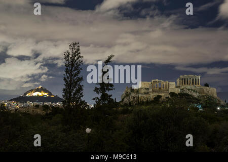 Atene, Grecia. 24 Mar, 2018. L'Acropoli di Atene (R) è raffigurato con luci spente durante l Ora della Terra manifestazione di Atene, Grecia, il 24 marzo 2018. Credito: Lefteris Partsalis/Xinhua/Alamy Live News Foto Stock