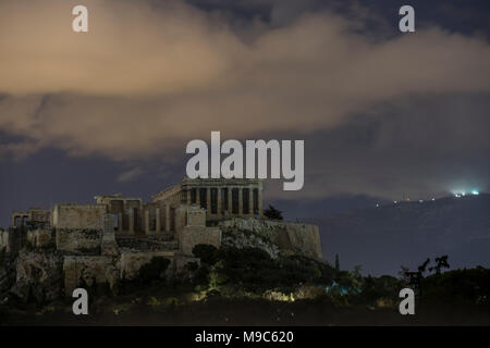 Atene, Grecia. 24 Mar, 2018. L'Acropoli di Atene è raffigurato con luci spente durante l Ora della Terra manifestazione di Atene, Grecia, il 24 marzo 2018. Credito: Lefteris Partsalis/Xinhua/Alamy Live News Foto Stock