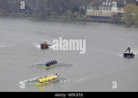 Londra, UK, 24 Mar 2018. Cambridge apre la strada verso il traguardo durante l'Isis Goldie gara. Cambridge ha vinto alla fine. Credito: Michael Preston/Alamy Live News Foto Stock