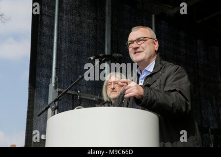 Kandel, Germania. Il 24 marzo 2018. Dietmar Muscheid, il presidente tedesco del Sindacato Confederazione (DGB) in Renania Palatinato e Saarland, risolve l'apertura rally. Circa 2.000 anti-fascisti di diversi partiti politici e le organizzazioni hanno marciato attraverso la città di Kandel, per mostrare la loro opposizione a marzo da destra AfD partito che stava prendendo parte allo stesso tempo e in cui è usato il ricordo dell'assassinio di una ragazza alla fine dello scorso anno da un richiedente asilo, come pretesto per una destra razzista e di protesta. La protesta ha partecipato il ministro della Renania Palatinato Foto Stock