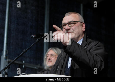 Kandel, Germania. Il 24 marzo 2018. Dietmar Muscheid, il presidente tedesco del Sindacato Confederazione (DGB) in Renania Palatinato e Saarland, risolve l'apertura rally. Circa 2.000 anti-fascisti di diversi partiti politici e le organizzazioni hanno marciato attraverso la città di Kandel, per mostrare la loro opposizione a marzo da destra AfD partito che stava prendendo parte allo stesso tempo e in cui è usato il ricordo dell'assassinio di una ragazza alla fine dello scorso anno da un richiedente asilo, come pretesto per una destra razzista e di protesta. La protesta ha partecipato il ministro della Renania Palatinato Foto Stock