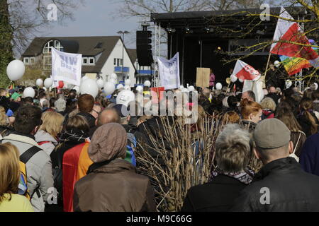 Kandel, Germania. Il 24 marzo 2018. Manifestanti ascoltare il rally di apertura. Circa 2.000 anti-fascisti di diversi partiti politici e le organizzazioni hanno marciato attraverso la città di Kandel, per mostrare la loro opposizione a marzo da destra AfD partito che stava prendendo parte allo stesso tempo e in cui è usato il ricordo dell'assassinio di una ragazza alla fine dello scorso anno da un richiedente asilo, come pretesto per una destra razzista e di protesta. La protesta ha partecipato il ministro della Renania Palatinato?Presidente Malu Dreyer e politici di tutti i partiti democratici. Credito: Michael Debets/Alamy Live News Foto Stock