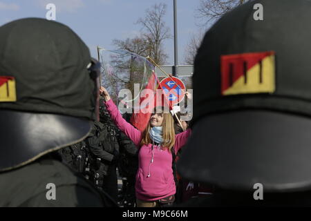 Kandel, Germania. Il 24 marzo 2018. Un manifestante crea bolle di sapone, circondato da ufficiali di polizia. Circa 2.000 anti-fascisti di diversi partiti politici e le organizzazioni hanno marciato attraverso la città di Kandel, per mostrare la loro opposizione a marzo da destra AfD partito che stava prendendo parte allo stesso tempo e in cui è usato il ricordo dell'assassinio di una ragazza alla fine dello scorso anno da un richiedente asilo, come pretesto per una destra razzista e di protesta. La protesta ha partecipato il ministro della Renania Palatinato?Presidente Malu Dreyer e politici di tutti i partiti democratici. Credito: Michael Foto Stock