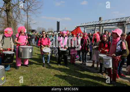 Kandel, Germania. Il 24 marzo 2018. Un tamburo band suona alla marcia di protesta. Circa 2.000 anti-fascisti di diversi partiti politici e le organizzazioni hanno marciato attraverso la città di Kandel, per mostrare la loro opposizione a marzo da destra AfD partito che stava prendendo parte allo stesso tempo e in cui è usato il ricordo dell'assassinio di una ragazza alla fine dello scorso anno da un richiedente asilo, come pretesto per una destra razzista e di protesta. La protesta fu frequentato dalla Renania Palatinato il ministro-presidente Malu Dreyer e politici di tutti i partiti democratici. Credito: Michael Debets/Alamy Live News Foto Stock