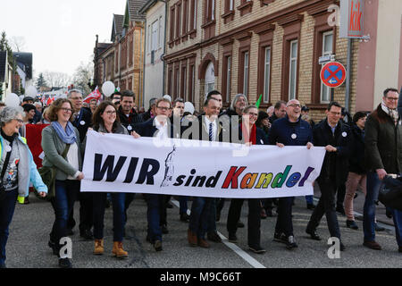 Kandel, Germania. Il 24 marzo 2018. I politici portano il "Siamo Kandel' banner nella parte superiore della marcia di protesta. Circa 2.000 anti-fascisti di diversi partiti politici e le organizzazioni hanno marciato attraverso la città di Kandel, per mostrare la loro opposizione a marzo da destra AfD partito che stava prendendo parte allo stesso tempo e in cui è usato il ricordo dell'assassinio di una ragazza alla fine dello scorso anno da un richiedente asilo, come pretesto per una destra razzista e di protesta. La protesta fu frequentato dalla Renania Palatinato il ministro-presidente Malu Dreyer e politici di tutti i partiti democratici. Cr Foto Stock