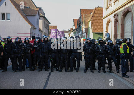 Kandel, Germania. Il 24 marzo 2018. Gli ufficiali di polizia hanno kettled alcuni dei manifestanti Antifa e li portano indietro alla stazione ferroviaria. Circa 2.000 anti-fascisti di diversi partiti politici e le organizzazioni hanno marciato attraverso la città di Kandel, per mostrare la loro opposizione a marzo da destra AfD partito che stava prendendo parte allo stesso tempo e in cui è usato il ricordo dell'assassinio di una ragazza alla fine dello scorso anno da un richiedente asilo, come pretesto per una destra razzista e di protesta. La protesta fu frequentato dalla Renania Palatinato il ministro-presidente Malu Dreyer e politici di Foto Stock