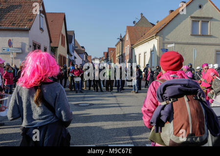 Kandel, Germania. Il 24 marzo 2018. Un tamburo band suona di fronte la polizia bollitore. Circa 2.000 anti-fascisti di diversi partiti politici e le organizzazioni hanno marciato attraverso la città di Kandel, per mostrare la loro opposizione a marzo da destra AfD partito che stava prendendo parte allo stesso tempo e in cui è usato il ricordo dell'assassinio di una ragazza alla fine dello scorso anno da un richiedente asilo, come pretesto per una destra razzista e di protesta. La protesta fu frequentato dalla Renania Palatinato il ministro-presidente Malu Dreyer e politici di tutti i partiti democratici. Credito: Michael Debets/Alamy Li Foto Stock