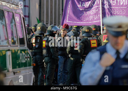 Kandel, Germania. Il 24 marzo 2018. Gli ufficiali di polizia hanno kettled alcuni dei manifestanti Antifa e li portano indietro alla stazione ferroviaria. Circa 2.000 anti-fascisti di diversi partiti politici e le organizzazioni hanno marciato attraverso la città di Kandel, per mostrare la loro opposizione a marzo da destra AfD partito che stava prendendo parte allo stesso tempo e in cui è usato il ricordo dell'assassinio di una ragazza alla fine dello scorso anno da un richiedente asilo, come pretesto per una destra razzista e di protesta. La protesta fu frequentato dalla Renania Palatinato il ministro-presidente Malu Dreyer e politici di Foto Stock