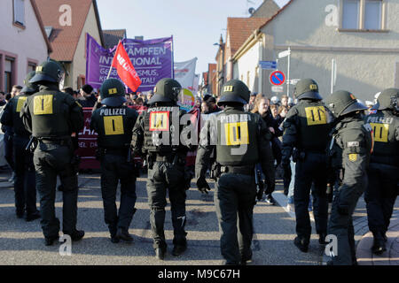 Kandel, Germania. Il 24 marzo 2018. Gli ufficiali di polizia hanno kettled alcuni dei manifestanti Antifa e li portano indietro alla stazione ferroviaria. Circa 2.000 anti-fascisti di diversi partiti politici e le organizzazioni hanno marciato attraverso la città di Kandel, per mostrare la loro opposizione a marzo da destra AfD partito che stava prendendo parte allo stesso tempo e in cui è usato il ricordo dell'assassinio di una ragazza alla fine dello scorso anno da un richiedente asilo, come pretesto per una destra razzista e di protesta. La protesta fu frequentato dalla Renania Palatinato il ministro-presidente Malu Dreyer e politici di Foto Stock