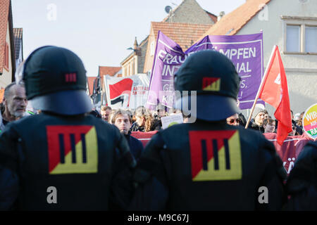 Kandel, Germania. Il 24 marzo 2018. Gli ufficiali di polizia hanno kettled alcuni dei manifestanti Antifa e li portano indietro alla stazione ferroviaria. Circa 2.000 anti-fascisti di diversi partiti politici e le organizzazioni hanno marciato attraverso la città di Kandel, per mostrare la loro opposizione a marzo da destra AfD partito che stava prendendo parte allo stesso tempo e in cui è usato il ricordo dell'assassinio di una ragazza alla fine dello scorso anno da un richiedente asilo, come pretesto per una destra razzista e di protesta. La protesta fu frequentato dalla Renania Palatinato il ministro-presidente Malu Dreyer e politici di Foto Stock