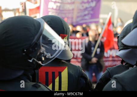 Kandel, Germania. Il 24 marzo 2018. Gli ufficiali di polizia hanno kettled alcuni dei manifestanti Antifa e li portano indietro alla stazione ferroviaria. Circa 2.000 anti-fascisti di diversi partiti politici e le organizzazioni hanno marciato attraverso la città di Kandel, per mostrare la loro opposizione a marzo da destra AfD partito che stava prendendo parte allo stesso tempo e in cui è usato il ricordo dell'assassinio di una ragazza alla fine dello scorso anno da un richiedente asilo, come pretesto per una destra razzista e di protesta. La protesta fu frequentato dalla Renania Palatinato il ministro-presidente Malu Dreyer e politici di Foto Stock