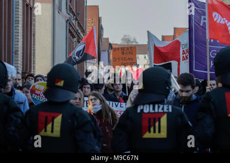 Kandel, Germania. Il 24 marzo 2018. Gli ufficiali di polizia hanno kettled alcuni dei manifestanti Antifa e li portano indietro alla stazione ferroviaria. Circa 2.000 anti-fascisti di diversi partiti politici e le organizzazioni hanno marciato attraverso la città di Kandel, per mostrare la loro opposizione a marzo da destra AfD partito che stava prendendo parte allo stesso tempo e in cui è usato il ricordo dell'assassinio di una ragazza alla fine dello scorso anno da un richiedente asilo, come pretesto per una destra razzista e di protesta. La protesta fu frequentato dalla Renania Palatinato il ministro-presidente Malu Dreyer e politici di Foto Stock