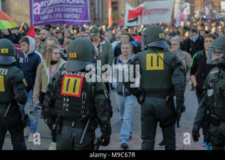 Kandel, Germania. Il 24 marzo 2018. Gli ufficiali di polizia hanno kettled alcuni dei manifestanti Antifa e li portano indietro alla stazione ferroviaria. Circa 2.000 anti-fascisti di diversi partiti politici e le organizzazioni hanno marciato attraverso la città di Kandel, per mostrare la loro opposizione a marzo da destra AfD partito che stava prendendo parte allo stesso tempo e in cui è usato il ricordo dell'assassinio di una ragazza alla fine dello scorso anno da un richiedente asilo, come pretesto per una destra razzista e di protesta. La protesta fu frequentato dalla Renania Palatinato il ministro-presidente Malu Dreyer e politici di Foto Stock