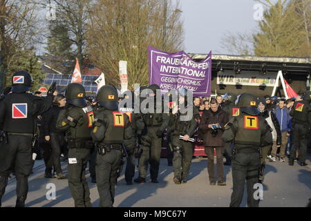 Kandel, Germania. Il 24 marzo 2018. Gli ufficiali di polizia hanno kettled alcuni dei manifestanti Antifa e li portano indietro alla stazione ferroviaria. Circa 2.000 anti-fascisti di diversi partiti politici e le organizzazioni hanno marciato attraverso la città di Kandel, per mostrare la loro opposizione a marzo da destra AfD partito che stava prendendo parte allo stesso tempo e in cui è usato il ricordo dell'assassinio di una ragazza alla fine dello scorso anno da un richiedente asilo, come pretesto per una destra razzista e di protesta. La protesta ha partecipato il ministro della Renania Palatinato?Presidente Malu Dreyer e politici di Foto Stock