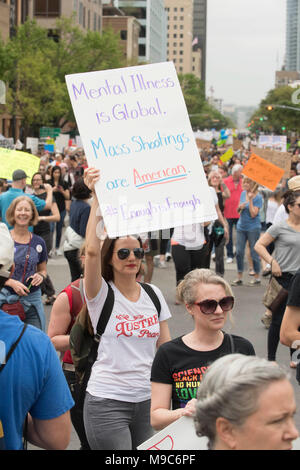 Quasi 10.000 dimostranti convergono nel centro di Austin presso lo State Capitol durante il mese di marzo per la nostra vita, protesta della violenza pistola nella scia della scuola tiri di massa. Foto Stock