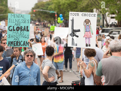 Quasi 10.000 dimostranti convergono nel centro di Austin presso lo State Capitol durante il mese di marzo per la nostra vita, protesta della violenza pistola nella scia della scuola tiri di massa. Foto Stock