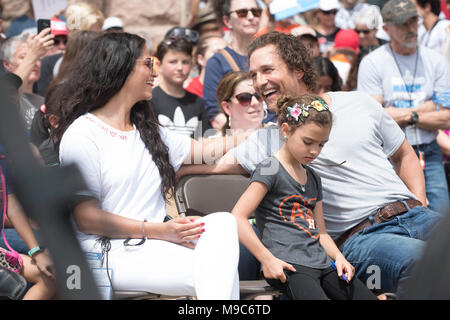 Attore Matthew McConaughey, con la moglie Camila Alves e figlia Vida, attende di parlare con i quasi 10.000 dimostranti che converge nel Campidoglio dello Stato del Texas a marzo per la nostra vita per protestare della violenza pistola nella scia della scuola tiri di massa tra cui un parco, FL nel febbraio 2018. Foto Stock