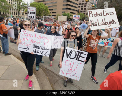 Quasi 10.000 dimostranti convergono nel centro di Austin presso lo State Capitol durante il mese di marzo per la nostra vita, protesta della violenza pistola nella scia della scuola tiri di massa. Foto Stock