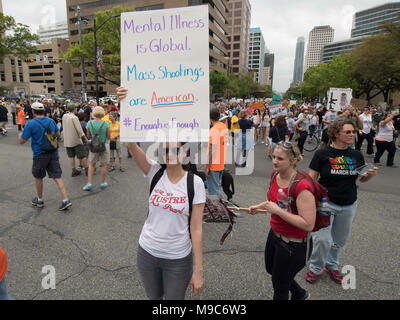 Quasi 10.000 dimostranti convergono nel centro di Austin presso lo State Capitol durante il mese di marzo per la nostra vita, protesta della violenza pistola nella scia della scuola tiri di massa. Foto Stock