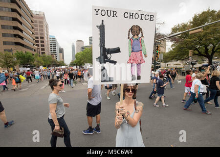 Quasi 10.000 dimostranti convergono nel centro di Austin presso lo State Capitol durante il mese di marzo per la nostra vita, protesta della violenza pistola nella scia della scuola tiri di massa. Foto Stock