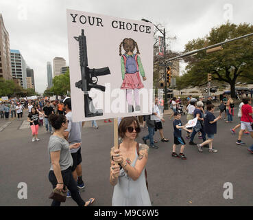 Quasi 10.000 dimostranti convergono nel centro di Austin presso lo State Capitol durante il mese di marzo per la nostra vita, protesta della violenza pistola nella scia della scuola tiri di massa. Foto Stock