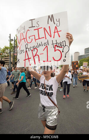 Quasi 10.000 dimostranti convergono nel centro di Austin presso lo State Capitol durante il mese di marzo per la nostra vita, protesta della violenza pistola nella scia della scuola tiri di massa. Foto Stock