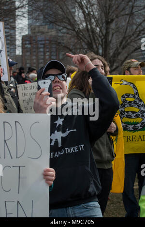 Boston, MA, Stati Uniti d'America 3-24-2018: meno di 100 pro-gun degli avvocati ha tentato di dimostrare in corrispondenza del bordo di migliaia di marzo per la nostra vita (MFOL) anti-gun manifestanti che hanno fatto convergere su Boston Common, il più antico parco pubblico negli Stati Uniti Il MFOL dimostrazioni sono state una reazione a una scuola di scatto a Marjory Stoneman Douglas High School nel giorno di San Valentino del 2018 nel Parkland Florida. Le riprese in Florida a sinistra 17 di alta scuola gli studenti morti. Pro-gun dimostranti sono stati circondati dalla Polizia di Boston per separarli dai dimostranti MFOL. Credito: Chuck Nacke / Alamy Live News Foto Stock