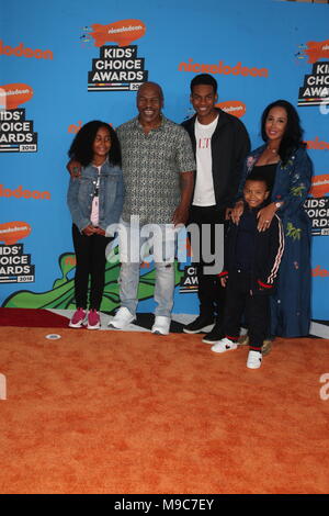 Inglewood, ca. 24 Mar, 2018. (L-R) Milano Tyson, Mike Tyson, Miguel Leon Tyson, Marocco Tyson (anteriore) e Lakiha Spicer frequentare Nickelodeon's 2018 Kids' Choice Awards presso il Forum su Marzo 24, 2018 a Inglewood, California Credit: F Aye Sadou/media/punzone Alamy Live News Foto Stock