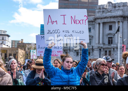 San Francisco, Stati Uniti d'America. Il 24 marzo 2018. A marzo per le nostre vite rally e da marzo a chiamata per il controllo dell'arma e la fine della violenza pistola, un giovane studente di adolescenti mantiene un segno di lettura, "Sono io il prossimo?" con la statistica di 26.000 bambini uccisi da armi dal 1999. Shelly Rivoli/Alamy Live News Foto Stock