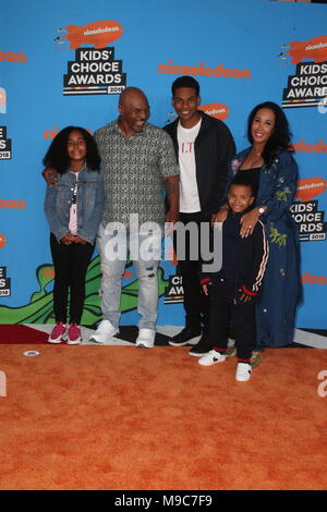 Inglewood, ca. 24 Mar, 2018. (L-R) Milano Tyson, Mike Tyson, Miguel Leon Tyson, Marocco Tyson (anteriore) e Lakiha Spicer frequentare Nickelodeon's 2018 Kids' Choice Awards presso il Forum su Marzo 24, 2018 a Inglewood, California Credit: F Aye Sadou/media/punzone Alamy Live News Foto Stock